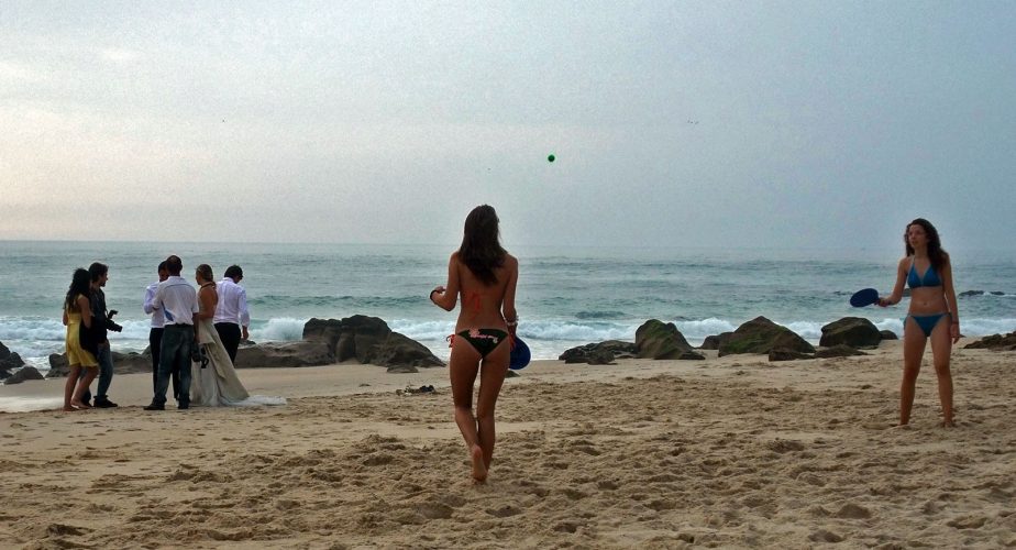 Jeunes filles jouant sur la plage