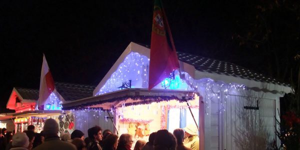 Un drapeau du Portugal sur les Champs-Élysées