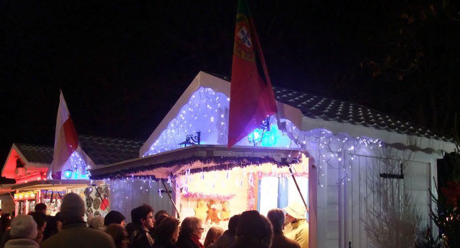 Un drapeau du Portugal sur les Champs-Élysées