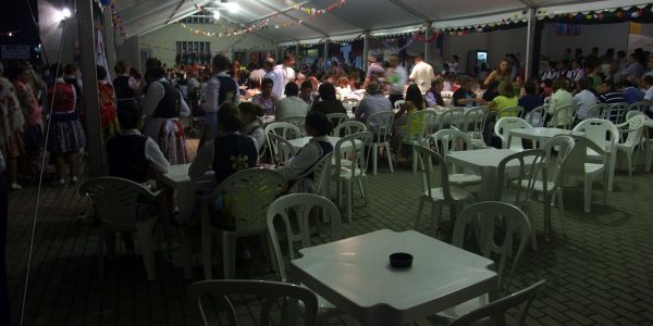 Des personnes à table, dehors