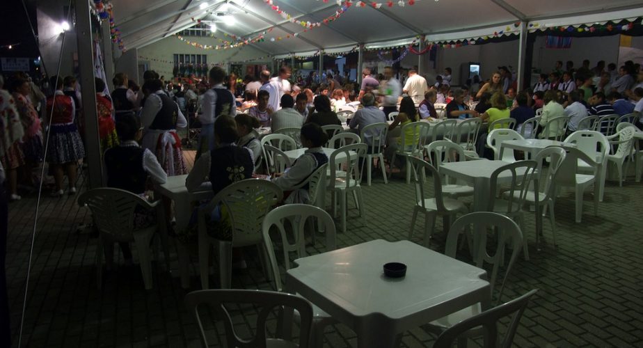 Des personnes à table, dehors