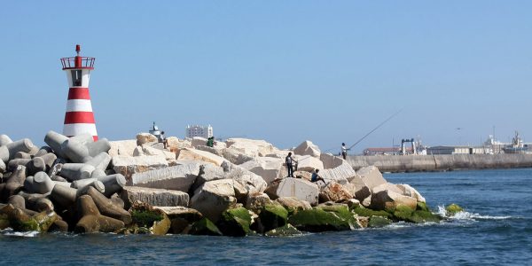 Promenade dans les rues de la ville de Peniche, Portugal