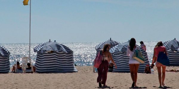 jeunes filles à la plage
