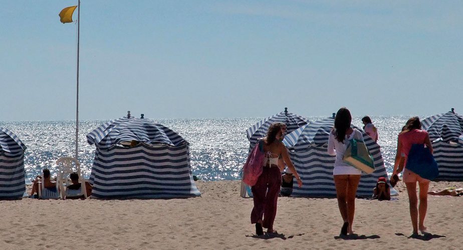 jeunes filles à la plage