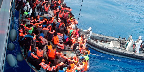 immigrés sur un bateau en Méditerranée