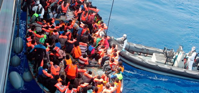 immigrés sur un bateau en Méditerranée