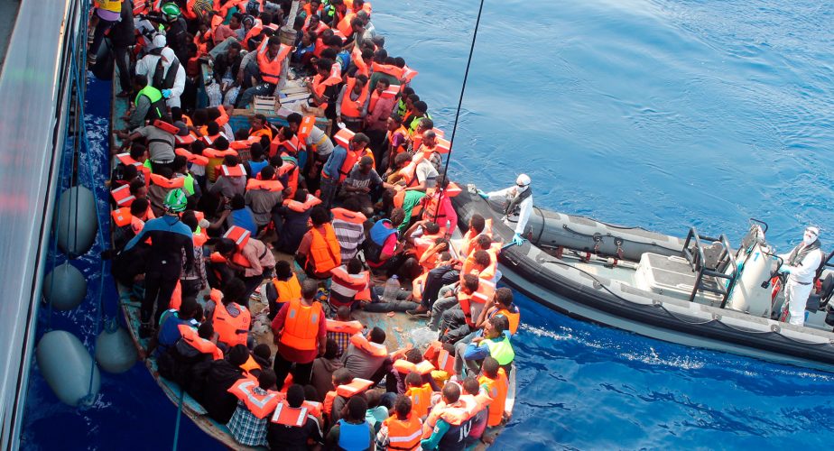 immigrés sur un bateau en Méditerranée