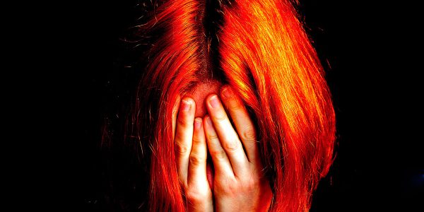 femme avec sa tête dans les mains