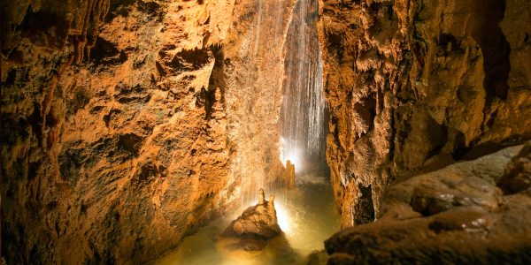 Cascade d'eau souterraine