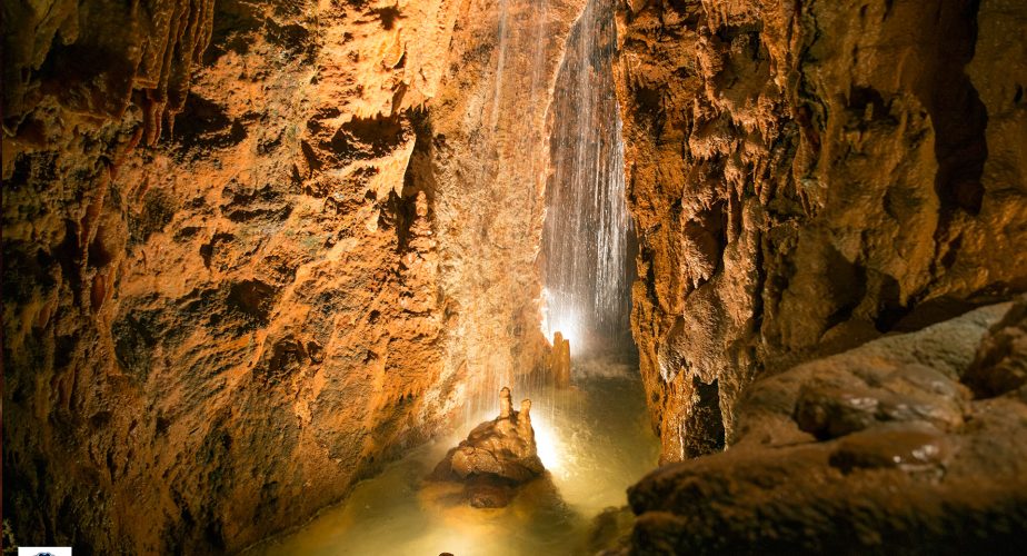 Cascade d'eau souterraine