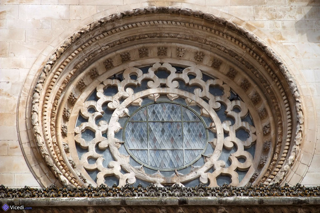 La rosace de la façade a conservé son style original, gothique.