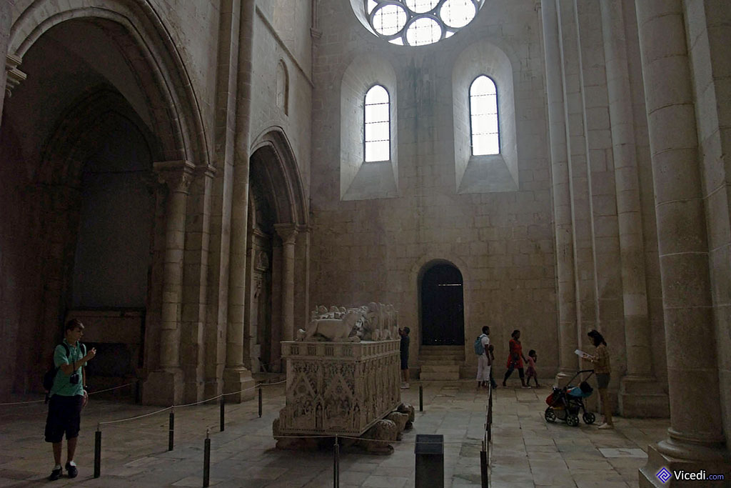 Monastère de Alcobaça, intérieur avec un des tombeaux