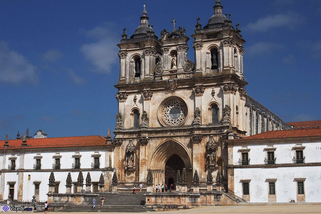 La façade de l'église a été très retouchée au XVIIIème, en incluant le style en vogue à l'époque, le Baroque.