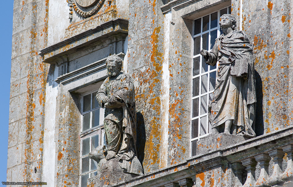 Statues de Saint Luc et de Saint Jean sur la façade de l'église.