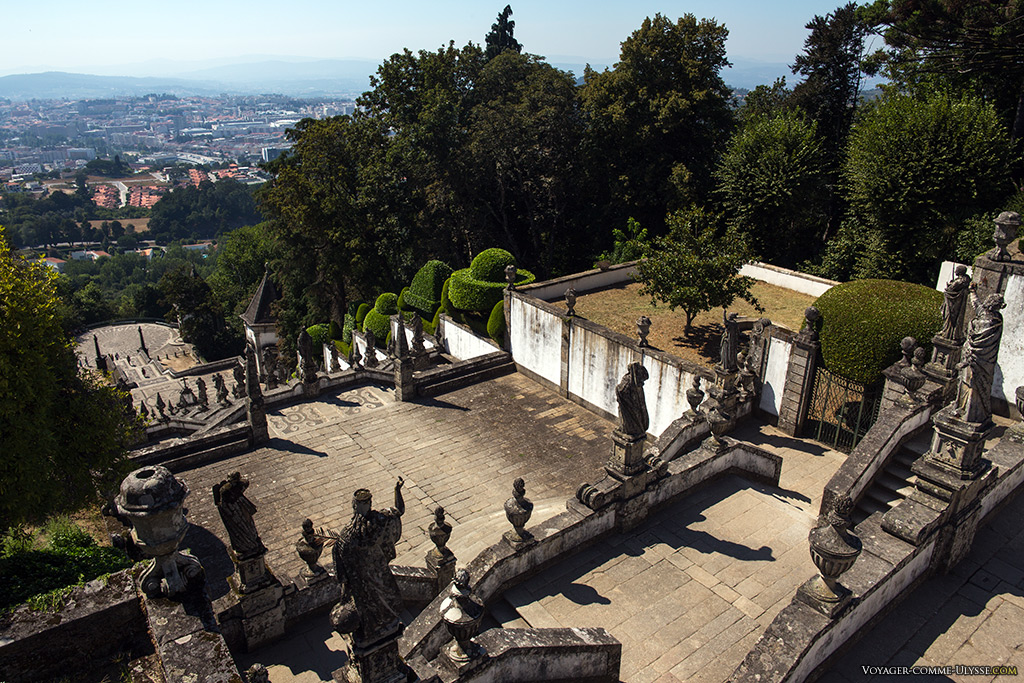 Vue générale sur les escaliers monumentaux et, au loin, la ville de Braga.