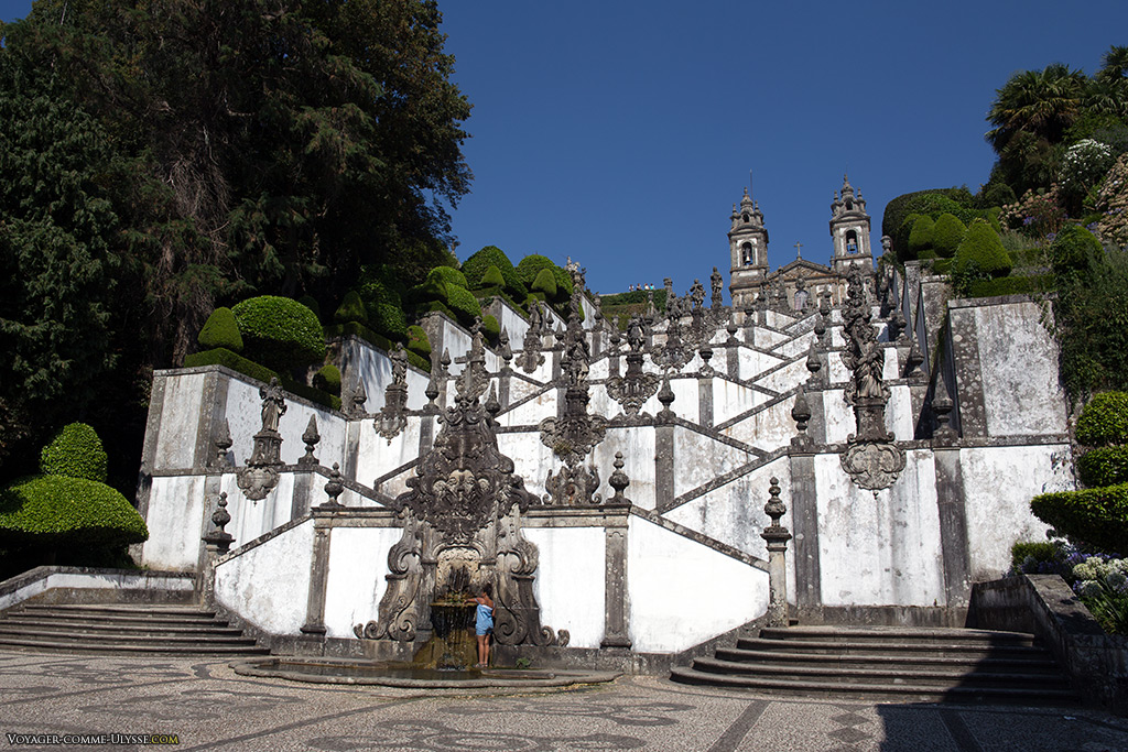 Le Terreiro das Chagas, où débute l'Escalier des Cinq Sens. Au premier plan, la fontaine des Cinq Plaies.