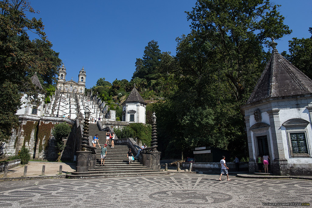 Fin de l'escalier du Portique, avec ses fontaines en forme de serpent qui s'enroule autour d'une colonne.