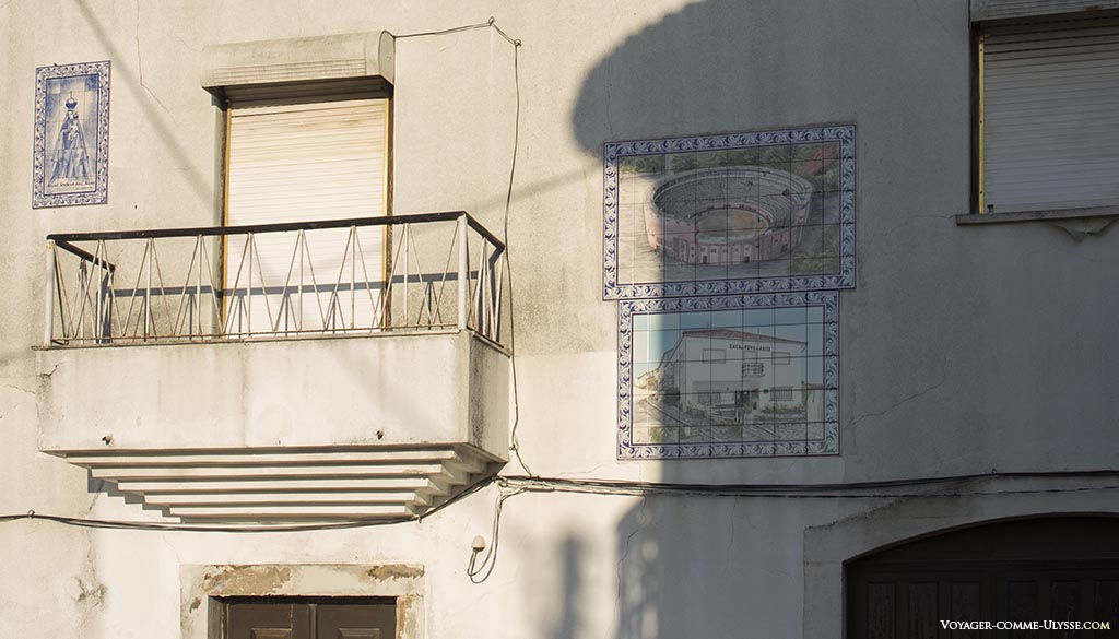 Sur une maison, on peut y voir des azulejos, représentant deux des plus importants édifices d’Abiul : les arènes et la Casa do Povo.