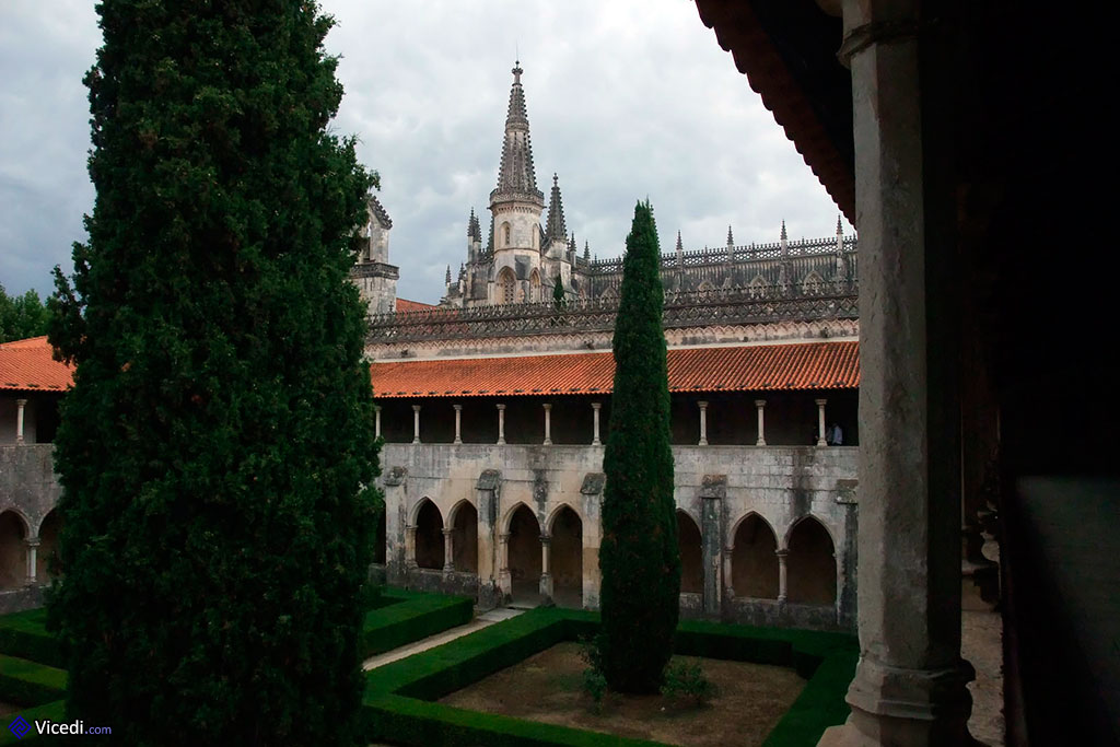Le cloître Afonso V et son jardin. Il fut construit sous l'orientation de Maître Fernão de Évora.