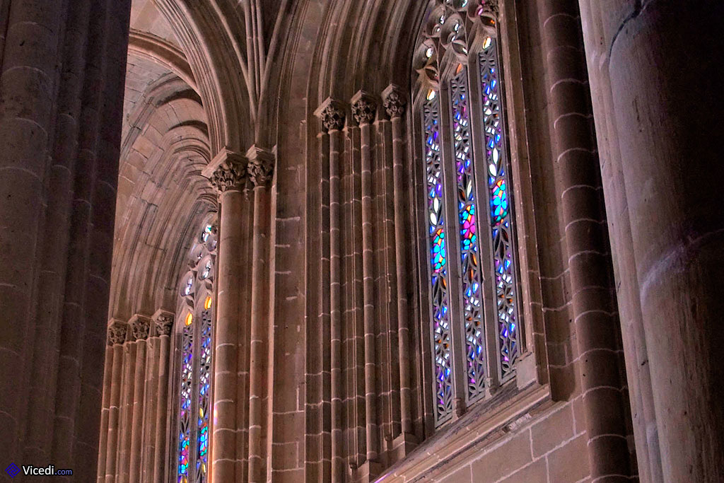 Les traditionnels vitraux des grandes églises gothiques sont bien sûr présents.