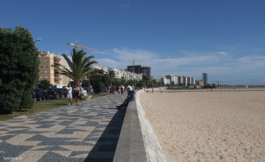La belle promenade piétonne, toujours avec les trottoirs aux pavés blancs et noirs, le long de la plage.