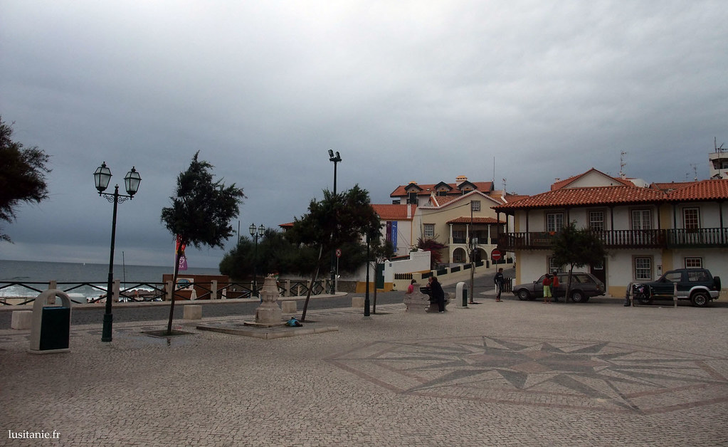 La place en bord de mer, avec les trottoirs pavés à la portugaise. Au sol, une grande rose des vents décorative.