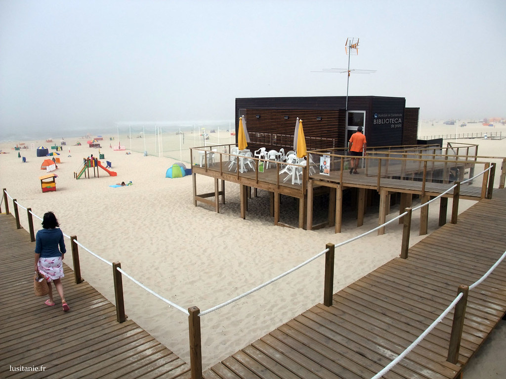 Cette construction à même le sable est une bibliothèque de plage, pour apporter un peu de culture aux vacanciers. J'en aurai bien fait une maison!