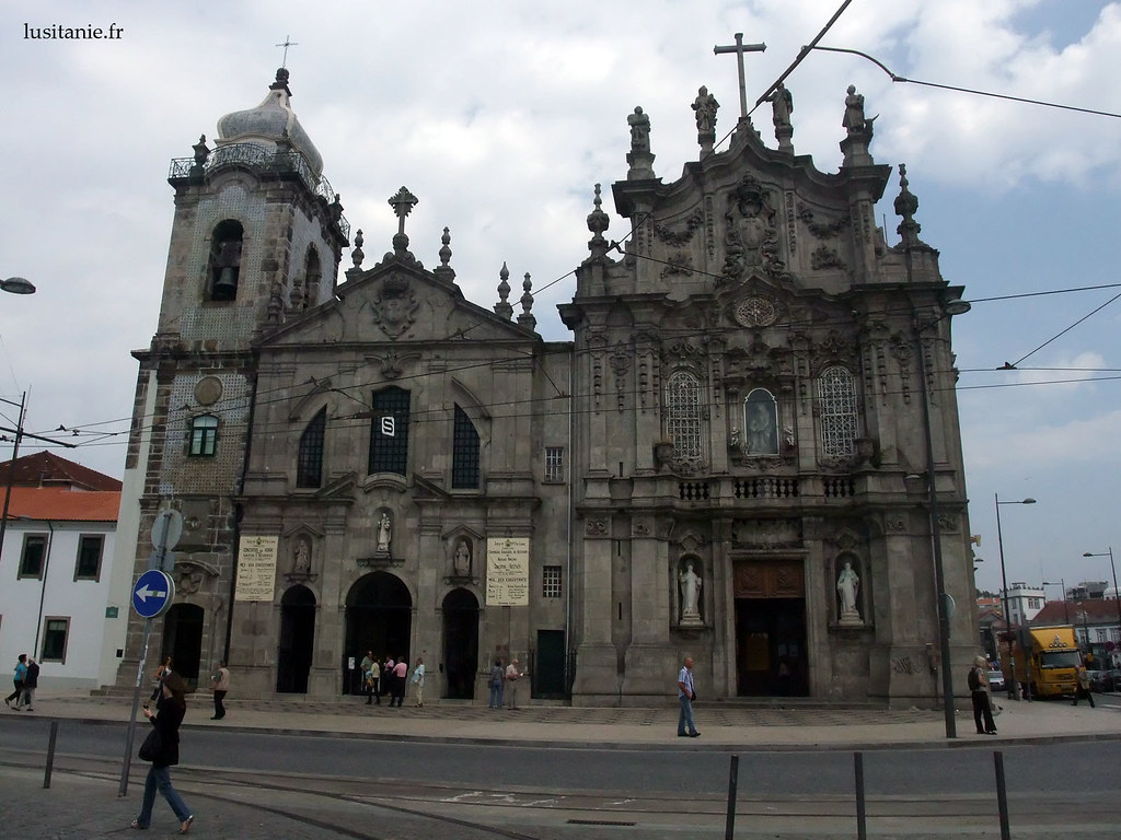 Les deux églises jumelles : église du Carmo à droite, et église des Carmélites à gauche.