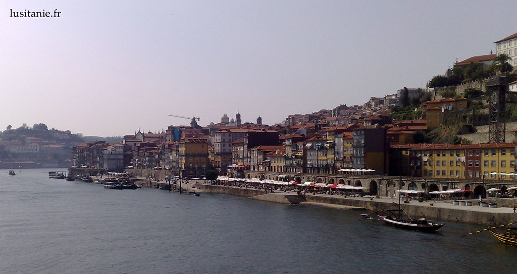 Vue générale de Porto et son centre historique, au bord du Douro.