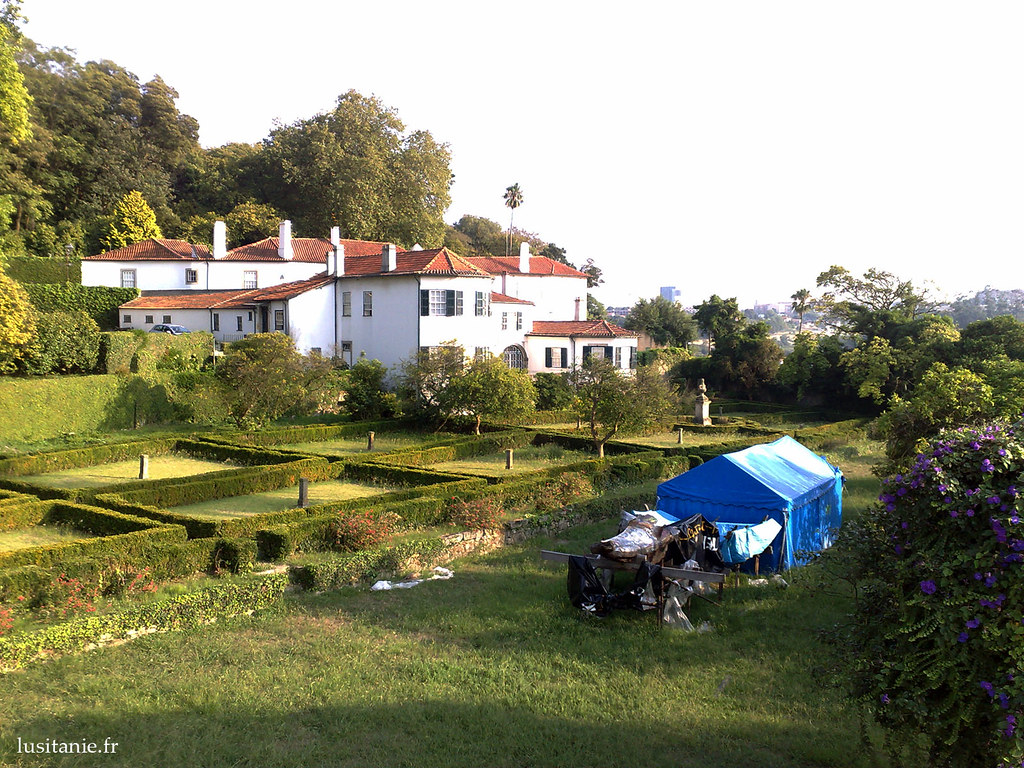Magnifique propriété au Campo do Rou, qui mélange ainsi la bourgeoisie avec le peuple, pour ainsi dire. C'est un coin de paradis.