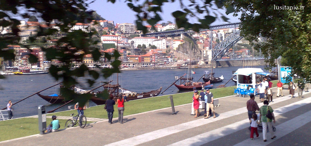 Les bateaux que l'on voit sur la photo servaient auparavant à transporter les tonneaux du célèbre vin. Aujourd'hui, ils transportent des touristes.