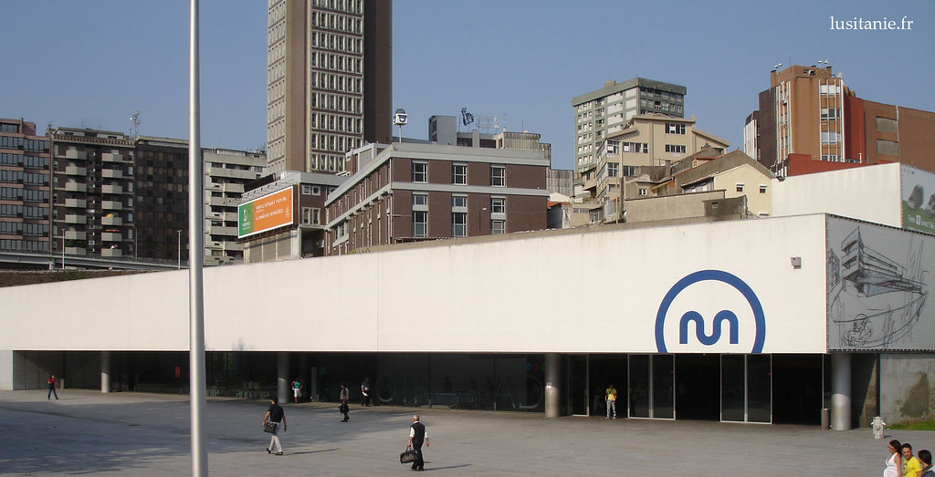 La ville se modernise, avec l'entrée en service de son nouveau métro. Ici, une station créée par l'architecte Souto de Moura, la Station de Trindade.