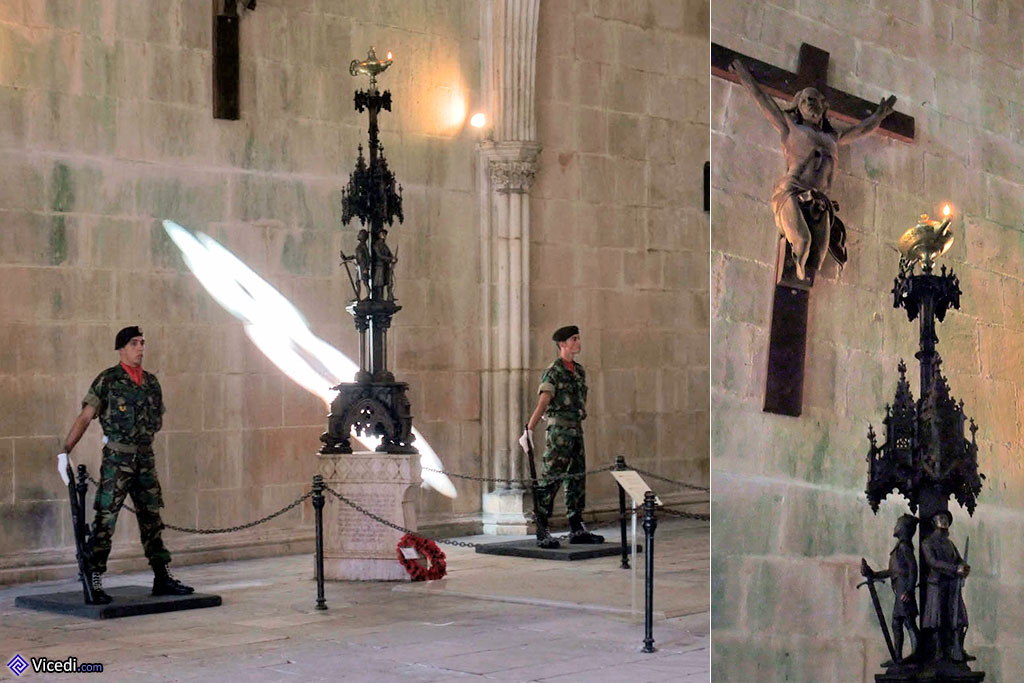 Sur la photo de gauche, les deux militaires de garde. A droite, le Lampion toujours allumé et le Christ des Tranchées.