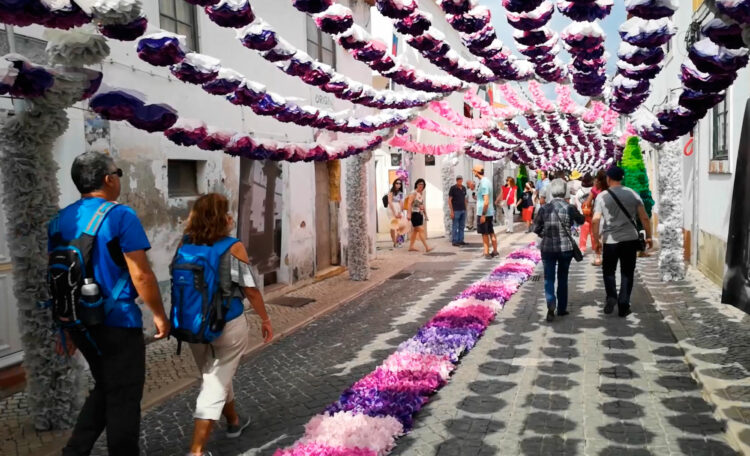 Rue fleurie de Tomar pour la Festa dos Tabuleiros
