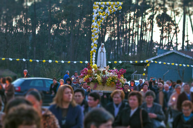 Visite de l'image de Notre Dame de Fatima dans un village
