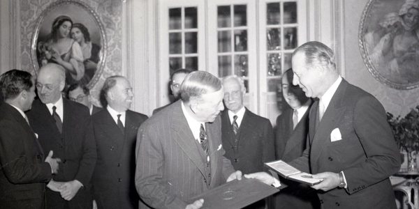 Egas Moniz recevant le prix Nobel