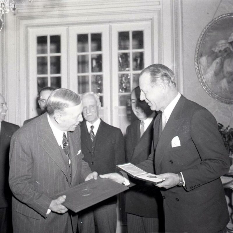 Egas Moniz recevant le prix Nobel