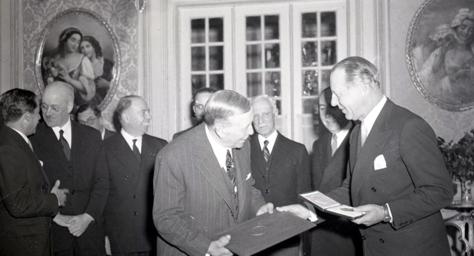 Egas Moniz recevant le prix Nobel