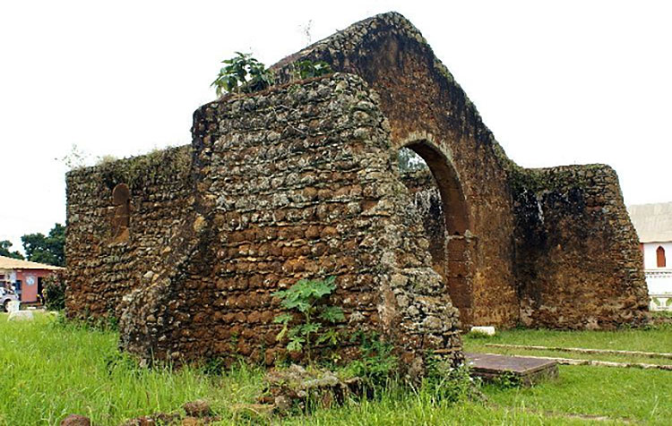 Murs des ruines de l'église Saint Sauveur