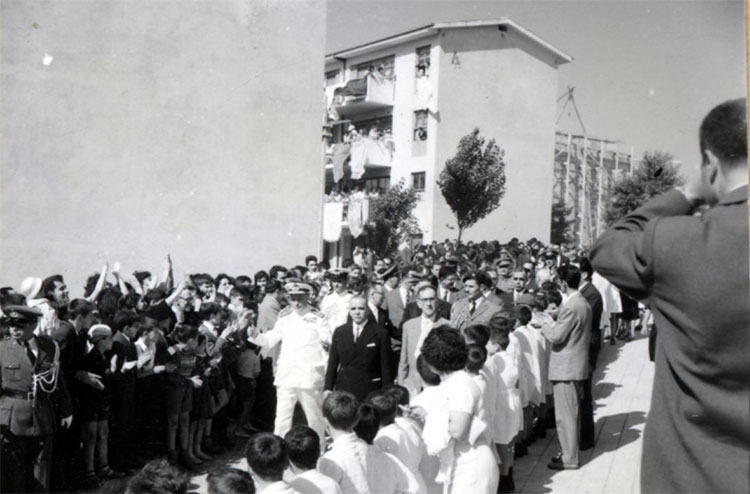Inauguration du quartier, avec le président de la république Américo Tomás.