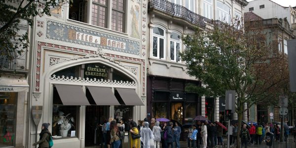 Pluie au Portugal devant la librairie Lello à Porto