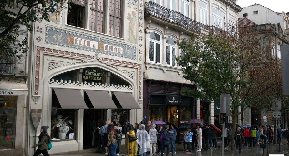 Pluie au Portugal devant la librairie Lello à Porto