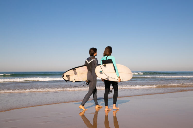 surfeurs sur une plage