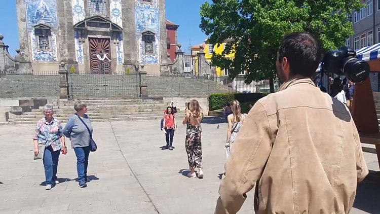 Touristes devant l'église Santo Ildefonso
