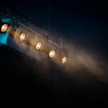 Un tableau signé « A. Hitler » au centre d’une pièce au Teatro Carlos Alberto