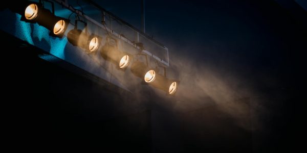 Un tableau signé « A. Hitler » au centre d’une pièce au Teatro Carlos Alberto