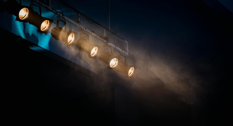 Un tableau signé « A. Hitler » au centre d’une pièce au Teatro Carlos Alberto