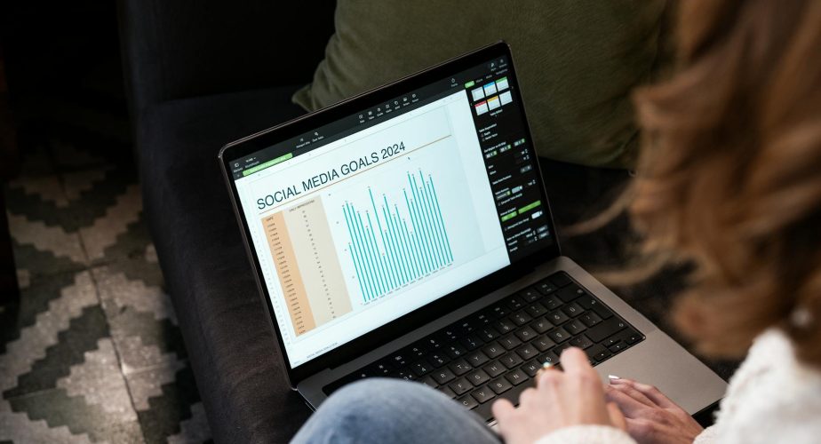 Le gouvernement critiqué pour un contrat de surveillance des réseaux sociaux (et autres infos)