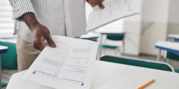 Colère politique après le chaos des examens nationaux (et autres infos)