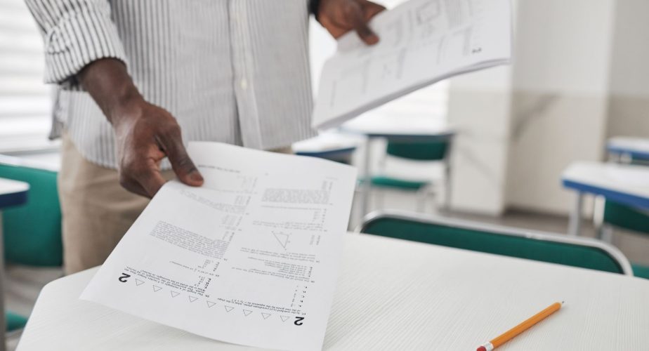Colère politique après le chaos des examens nationaux (et autres infos)